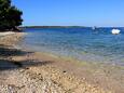 Der Strand  im Ort Štinjan, Pula.