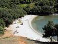 La plage Kavran en ville Duga Uvala, Marčana.