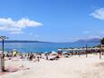 La plage Biloševac en ville Makarska, Makarska.