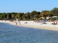 Der Strand Bi-Village im Ort Valbandon, Fažana.