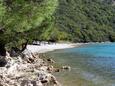 La plage Dražine en ville Plomin Luka, Labin.