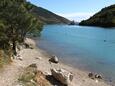 La plage Dražine en ville Plomin Luka, Labin.