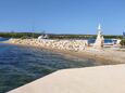 Der Strand  im Ort Posedarje, Novigrad.