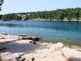 Der Strand  im Ort Vrboska, Hvar.