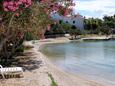 Der Strand  im Ort Grebaštica, Šibenik.