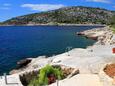 Der Strand  im Ort Ražanj, Rogoznica.