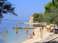 Der Strand  im Ort Kaštel Kambelovac, Kaštela.