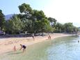 Der Strand  im Ort Kaštel Kambelovac, Kaštela.