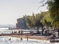 Der Strand  im Ort Kaštel Kambelovac, Kaštela.