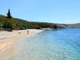 La plage Veli Žal en ville Ustrine, Cres.