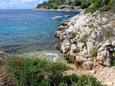 Der Strand  im Ort Ražanj, Rogoznica.