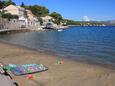 Der Strand  im Ort Lumbarda, Korčula.