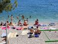 Der Strand Krilo im Ort Krilo Jesenice, Omiš.