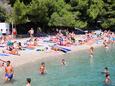 Der Strand Krilo im Ort Krilo Jesenice, Omiš.