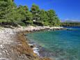 Der Strand  im Ort Lumbarda, Korčula.