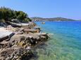 Der Strand  im Ort Ražanj, Rogoznica.