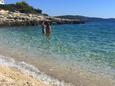 Der Strand Zecevo Beach im Ort Rogoznica, Rogoznica.