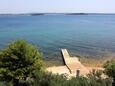 Der Strand  im Ort Tkon, Pašman.