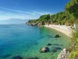 Der Strand Kostrena im Ort Kostrena, Rijeka.