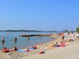 Der Strand Plava plaža im Ort Vodice, Vodice.