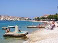 Der Strand  im Ort Primošten, Primošten.