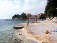 Der Strand  im Ort Brodarica, Šibenik.