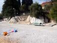 Der Strand  im Ort Brodarica, Šibenik.