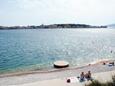 Der Strand  im Ort Brodarica, Šibenik.