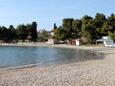 Der Strand Starine im Ort Pirovac, Šibenik.