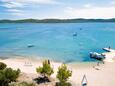 La plage  en ville Pirovac, Šibenik.