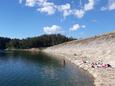 La plage  en ville Lokve, Gorski kotar.