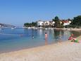 La plage  en ville Grebaštica, Šibenik.