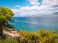 La plage Crna Ploča en ville Postira, Brač.