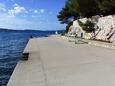 Najbliža plaža Plaža u mjestu Brodarica, Šibenik.