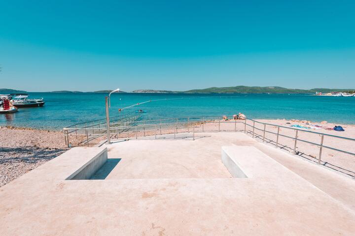 Plaja: Fjaka beach, Šibenik - Brodarica | Cele mai bune plaje din