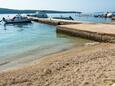 La plage  en ville Barbat, Rab.