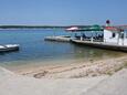 La plage  en ville Barbat, Rab.