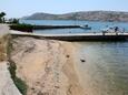 La plage  en ville Barbat, Rab.