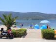 Der Strand  im Ort Poljica, Trogir.