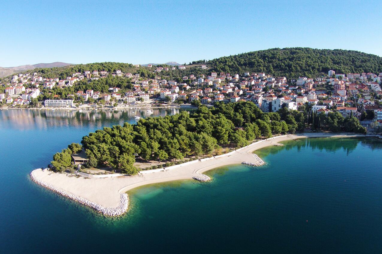 Rožac, oblázková pláž