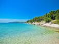 Der Strand  im Ort Koromaslinova, Brač.