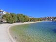 Der Strand Vranjica im Ort Seget Vranjica, Trogir.