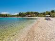 La plage Mutnik en ville Mirca, Brač.