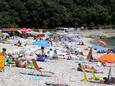 La plage Maslinica en ville Rabac, Labin.