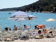 Der Strand Maslinica im Ort Rabac, Labin.