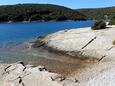 La plage  en ville Luka Krnica, Marčana.