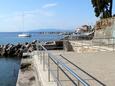 Der Strand Črnikovica im Ort Opatija - Volosko, Opatija.