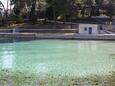 Der Strand Malin Draga im Ort Malinska, Krk.