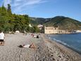 La plage Gusarica en ville Komiža, Vis.