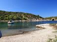 La plage Rogačić en ville Rogačić, Vis.